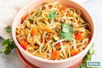 Thailändische Mie-Nudeln mit Hühnchen