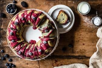 Quark-Gugelhupf mit Beeren aus dem Römertopf