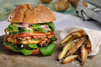 Veganer Burger mit Kartoffelspalten