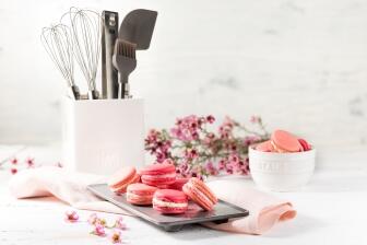 Macarons mit Schokoladen- und Himbeerfüllung