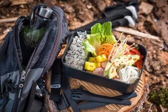 Vegetarische Poke-Bowl mit Avocado und Mango