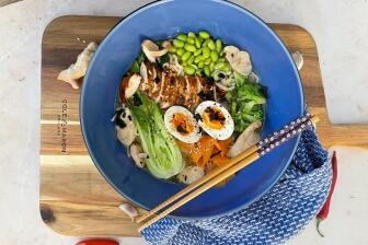 Ramen Bowl mit gegrilltem Hühnchen