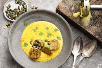 Curry-Kürbisschaumsuppe mit gebratenen Serviettenknödel