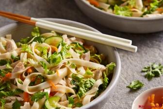 Asiatischer Nudelsalat mit Hähnchen und Dressing