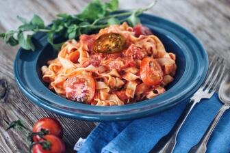 Selbstgemachte Pasta mit dreierlei Tomatensauce