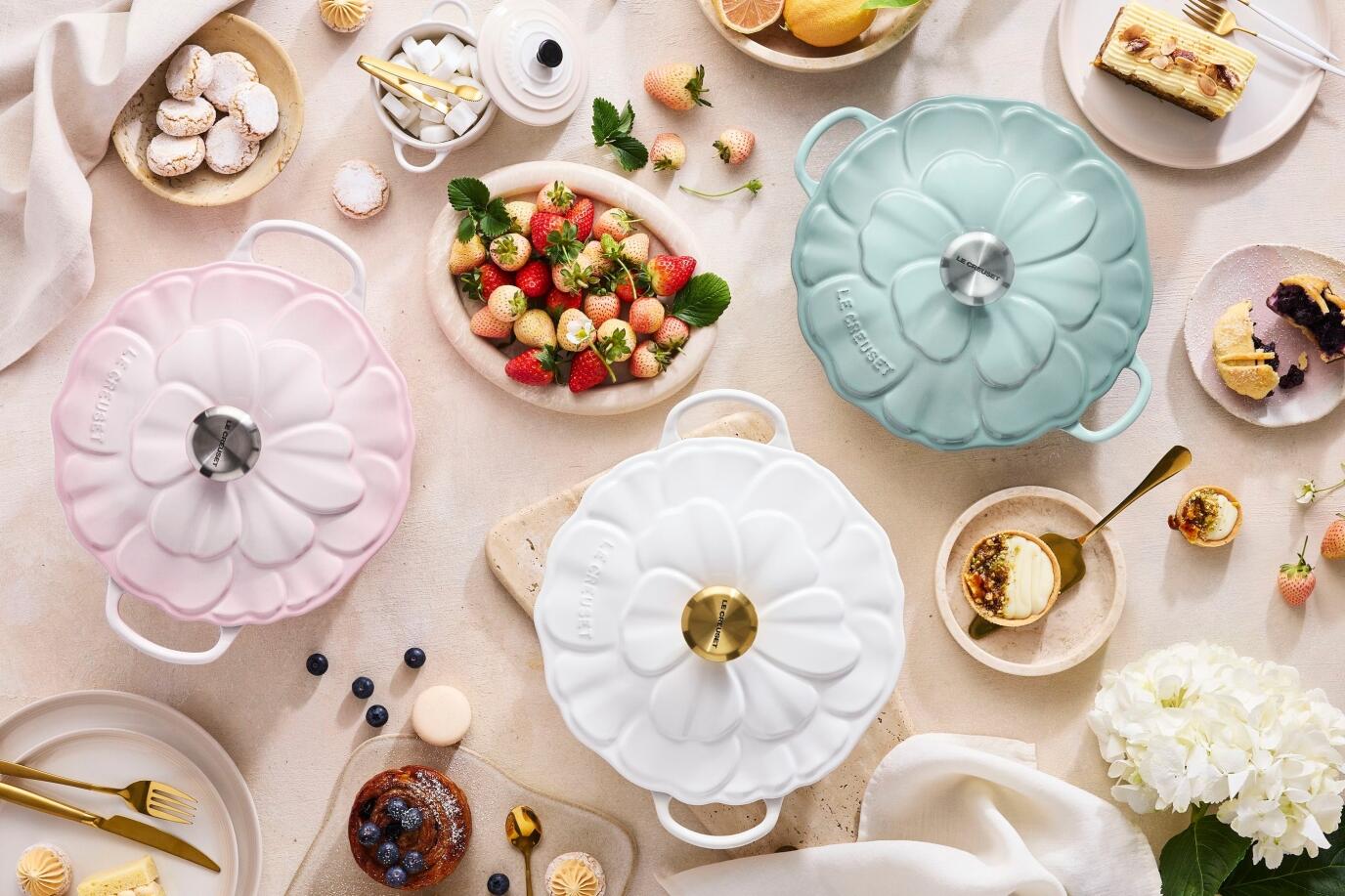 Le_Creuset_FULL_HD_JPG_20250902_FIGURALEVERGRE_047_Petal_Gedeckter_Tisch_KochForm_2761_1841
