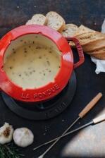 Staub Fondueset aus Gusseisen in kirschrot