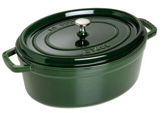 Staub Cocotte oval aus Gusseisen in basilikumgrün