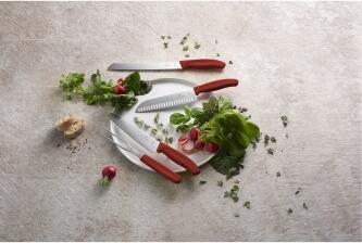 Victorinox Swiss Classic Santokumesser mit Kullenschliff in rot, 17 cm