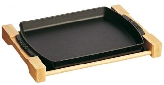 Staub Auflaufform mit Holzgestell (B-Ware, guter Zustand)