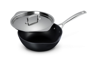 Le Creuset Aluminium-Antihaft Sautépfanne mit 2 Ausgießern, 24 cm