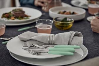 Victorinox Swiss Modern Besteck-Set mit Steakmessern, 24-teilig, minzgrün