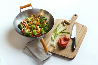 Ken Hom Wok aus Karbonstahl mit Buchenholz-Griff, 36 cm