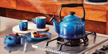 Le_Creuset_Wasserkessel_Wasserkocher_Tee_Kanne_AZURE_L_4550_copy_KochForm_3000_1500.jpg