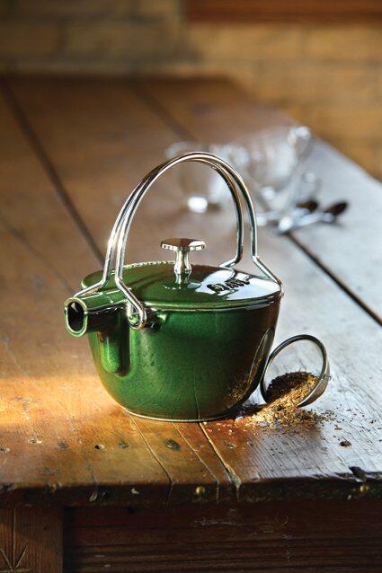 Staub Teekanne und Wasserkessel aus grenadine in Gusseisen