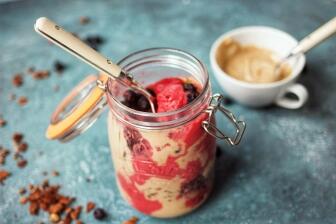 Mango-Himbeer-Bowl mit Mandelmus