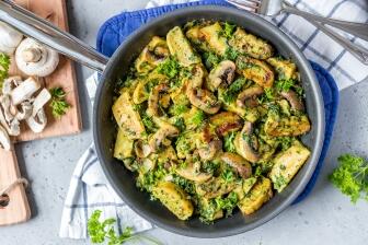 Schnelle Maultaschenpfanne mit Spinat und Champignons