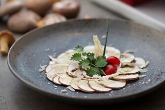 Champignon-Carpaccio mit Korianderpesto und Parmesanhippe