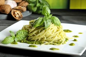 Spaghetti mit Basilikum-Pesto