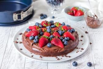 Schokoladenkuchen mit Schokocreme und Beeren